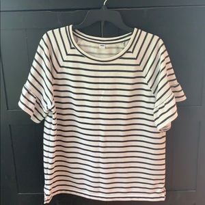 🍀 5/$20 Old navy ruffled sleeve top